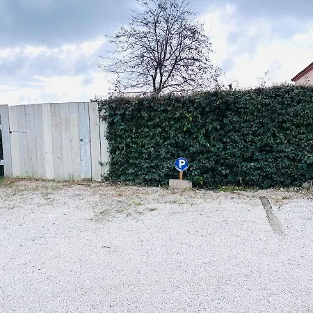 Proche De La Avec Jardin Apartament